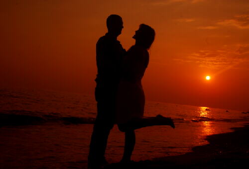 Verliebte am Strand bei Sonnenuntergang